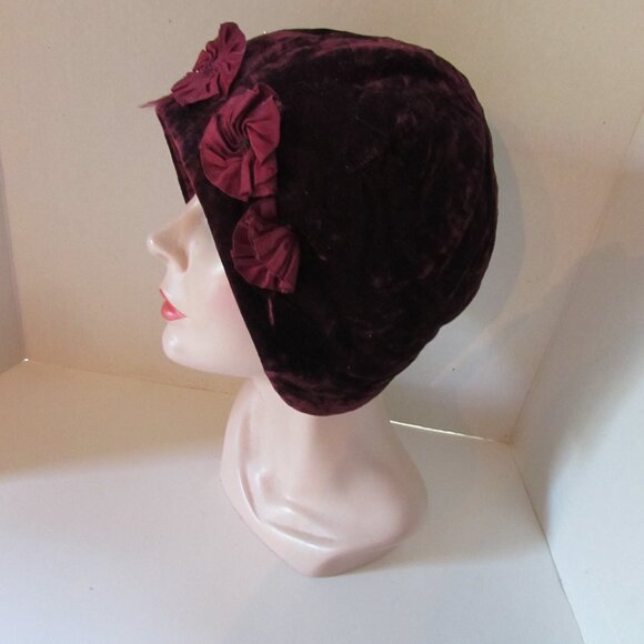 Deco Era Cloche Hat Burgundy Velvet Burgundy Rosettes 1920 Style - Picture 8 of 12